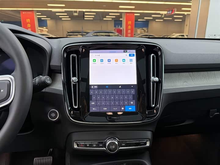 Фото 8 - Volvo XC40