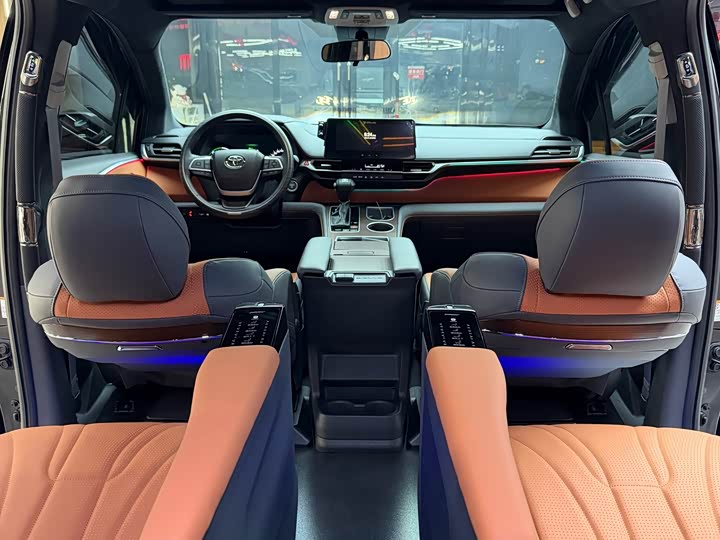 Фото 9 - Toyota Sienna