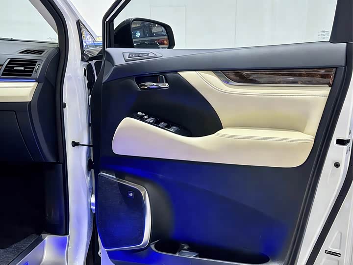 Фото 8 - Toyota Alphard