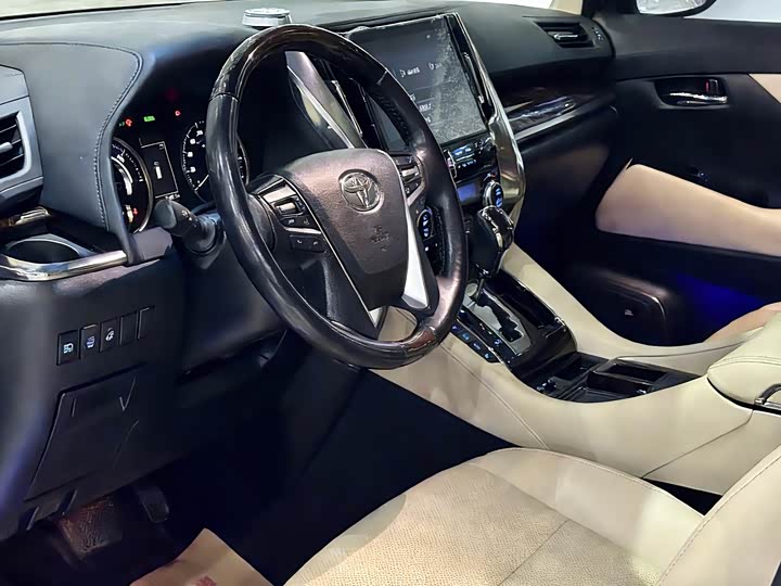 Фото 9 - Toyota Alphard