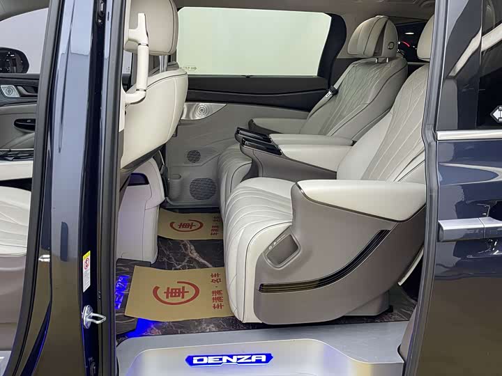 Фото 4 - Denza D9