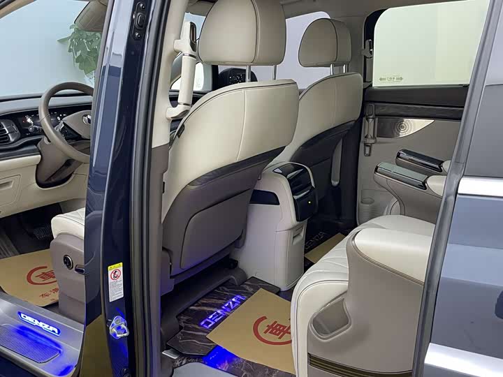 Фото 5 - Denza D9