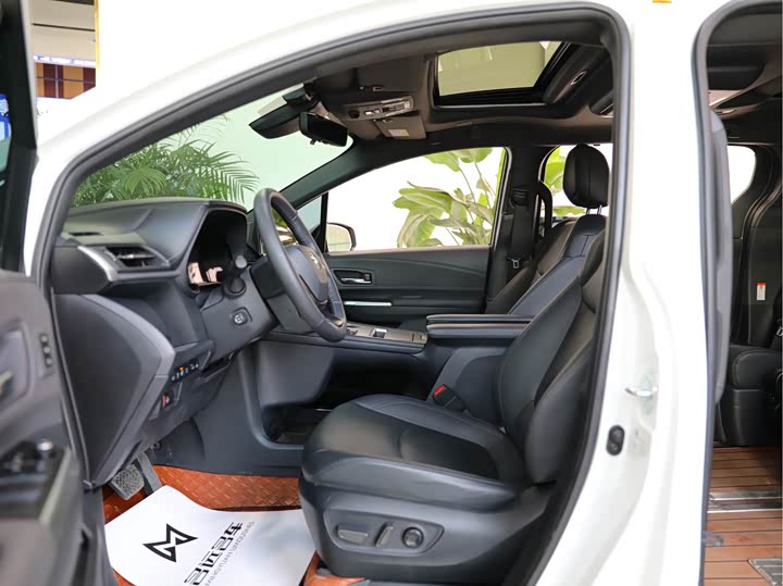 Фото 9 - Toyota Granvia