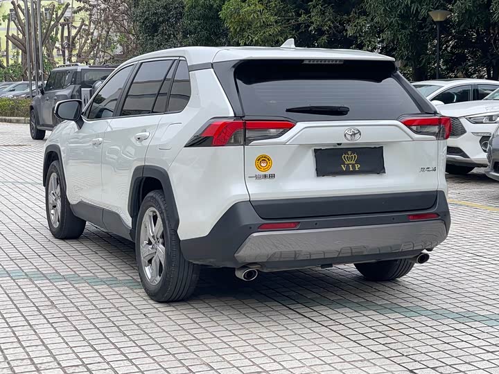 Фото 4 - Toyota RAV4
