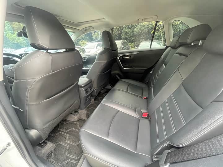 Фото 8 - Toyota RAV4