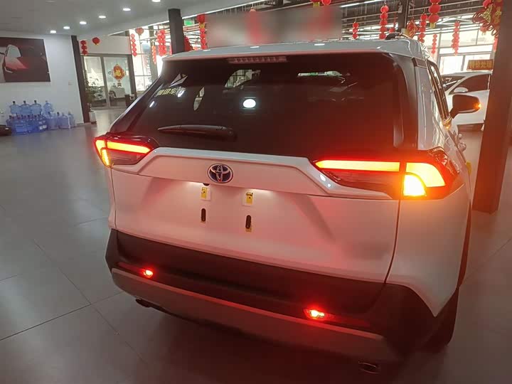 Фото 6 - Toyota RAV4