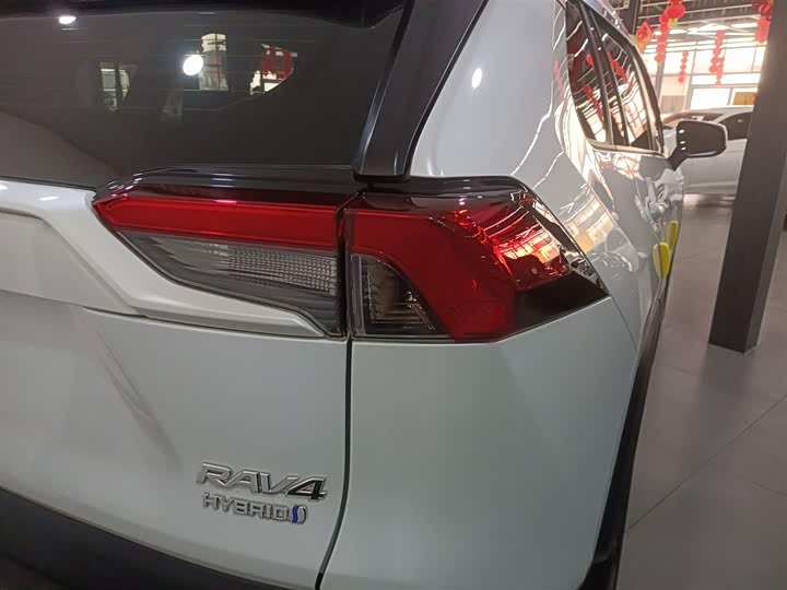 Фото 8 - Toyota RAV4