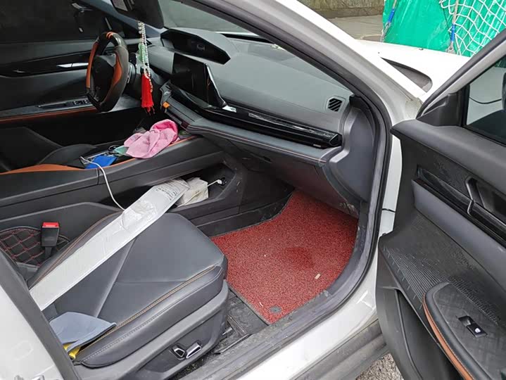 Фото 8 - Changan UNI-V