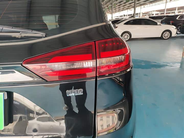 Фото 8 - Geely Atlas