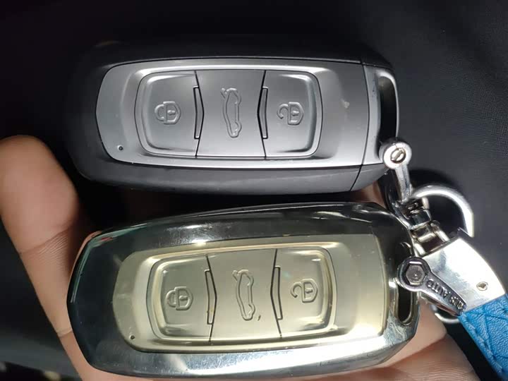 Фото 9 - Geely Atlas