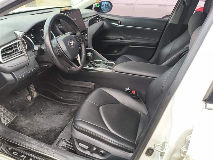 Фото 8 - Toyota Camry