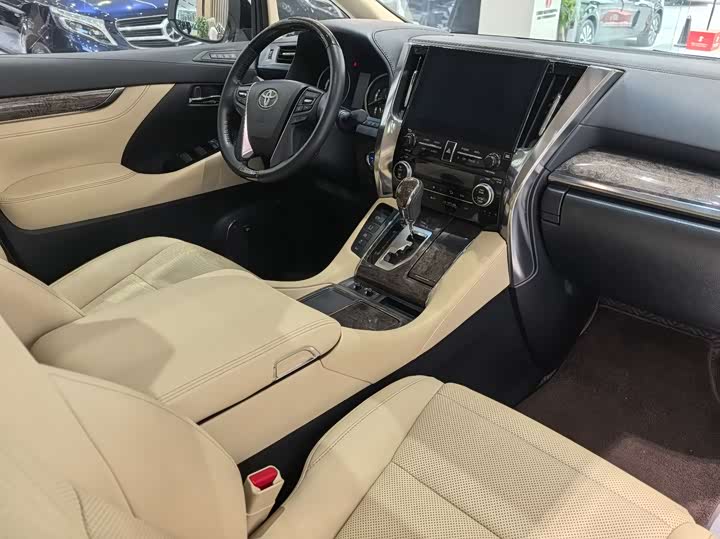 Фото 3 - Toyota Alphard