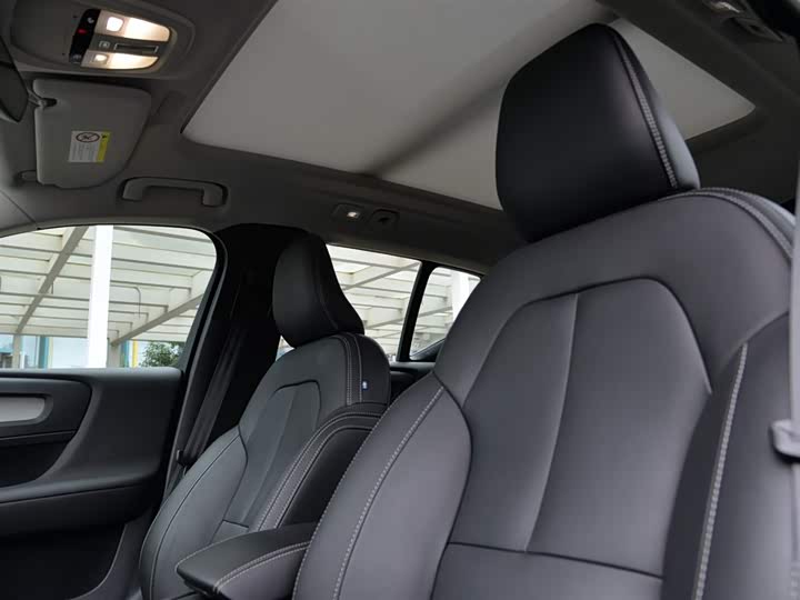 Фото 8 - Volvo XC40