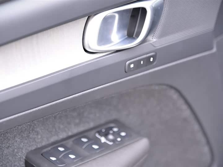 Фото 9 - Volvo XC40