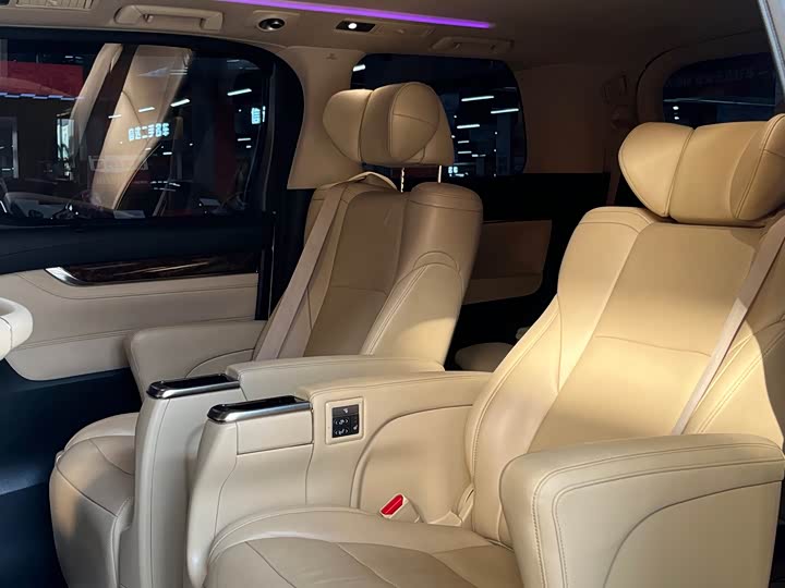 Фото 7 - Toyota Alphard