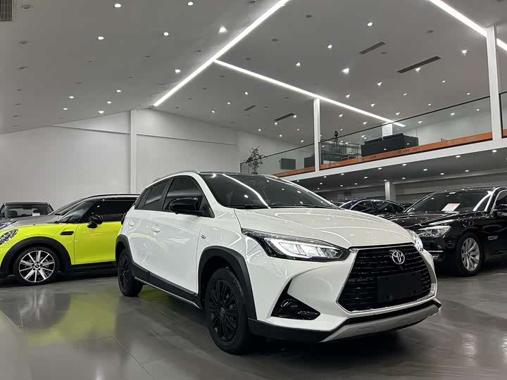 Фото 3 - Toyota Yaris L Hatchback