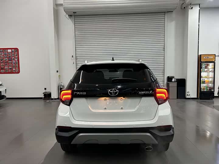 Фото 5 - Toyota Yaris L Hatchback