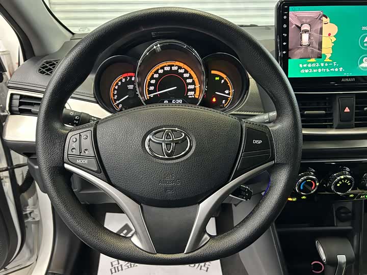 Фото 7 - Toyota Yaris L Hatchback