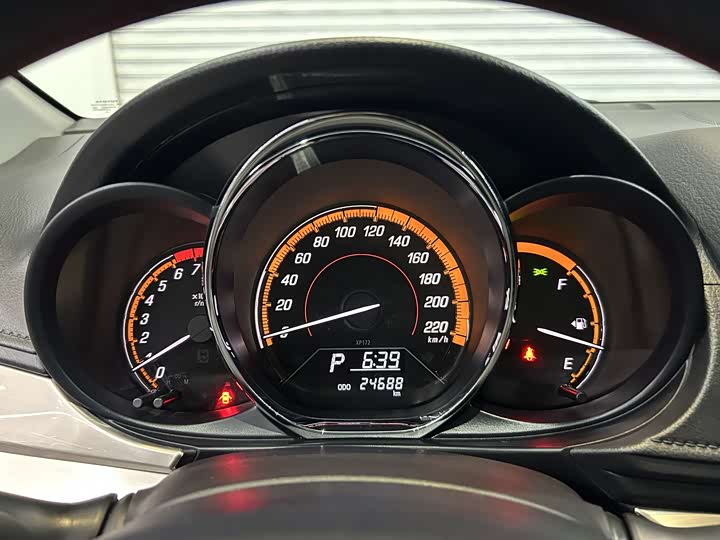 Фото 8 - Toyota Yaris L Hatchback