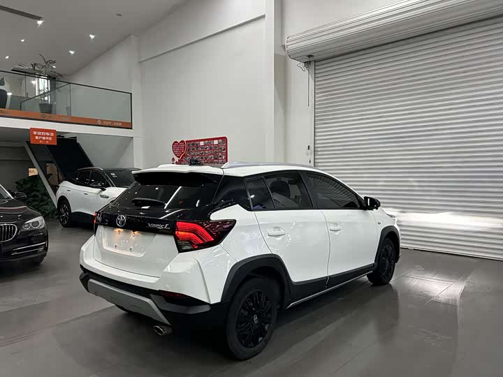 Фото 9 - Toyota Yaris L Hatchback