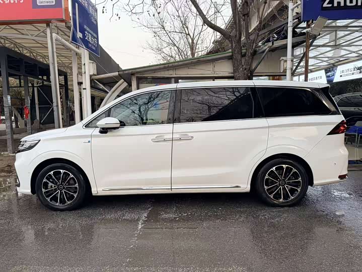 Фото 3 - Roewe iMax 8