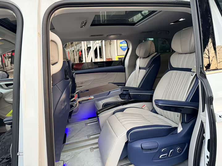 Фото 6 - Roewe iMax 8