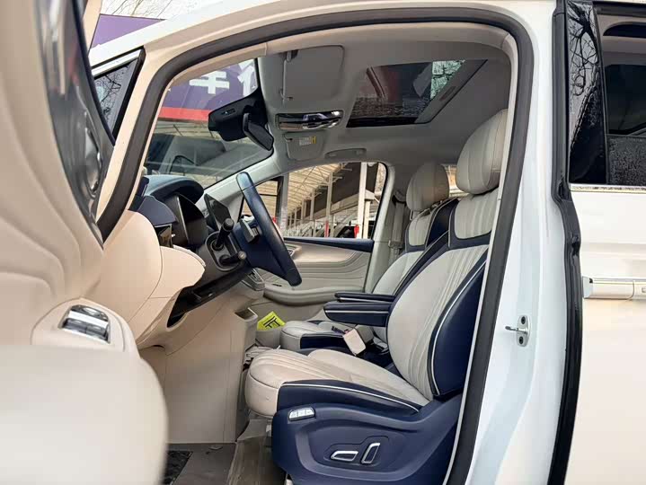 Фото 9 - Roewe iMax 8