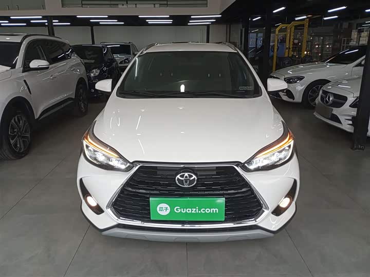 Фото 3 - Toyota Yaris L Hatchback