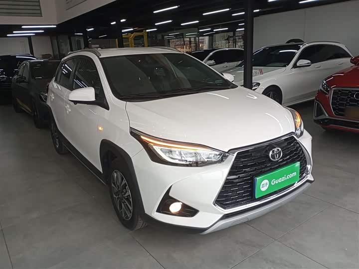 Фото 4 - Toyota Yaris L Hatchback