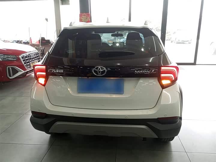 Фото 6 - Toyota Yaris L Hatchback