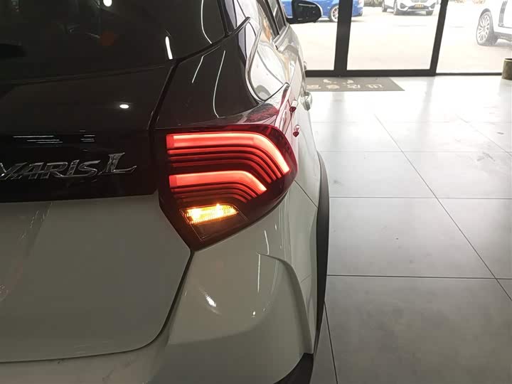 Фото 8 - Toyota Yaris L Hatchback