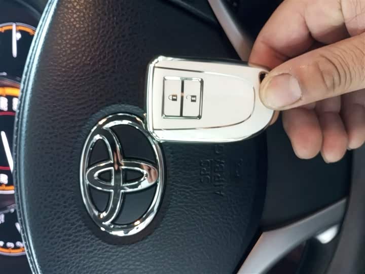 Фото 9 - Toyota Yaris L Hatchback