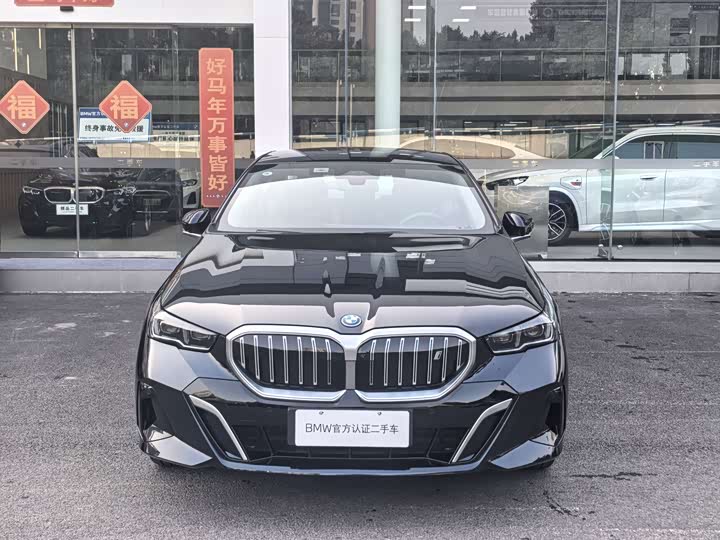 Фото 2 - BMW i5