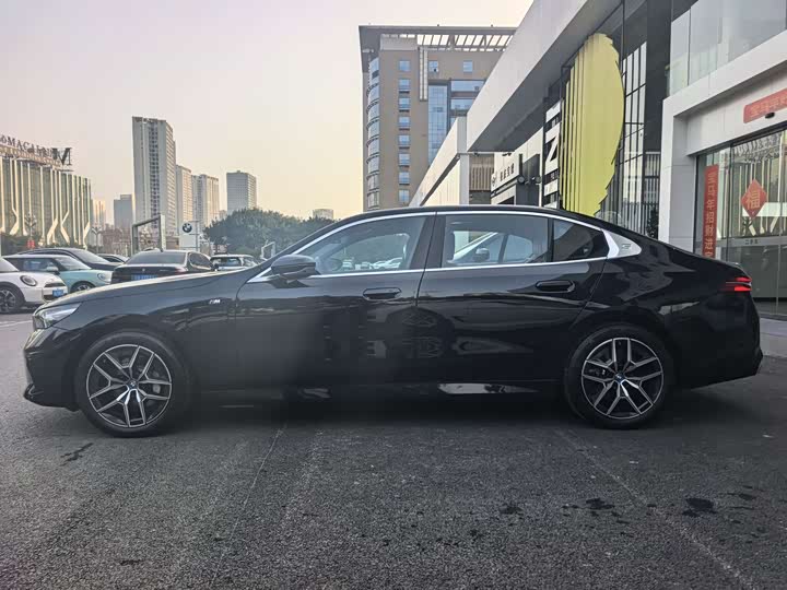 Фото 6 - BMW i5