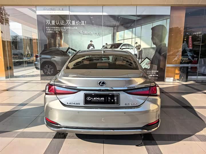 Фото 3 - Lexus ES