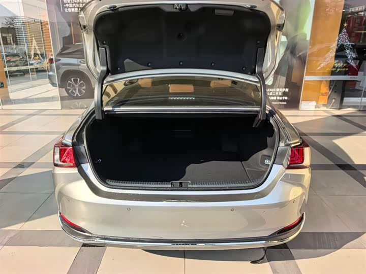 Фото 5 - Lexus ES