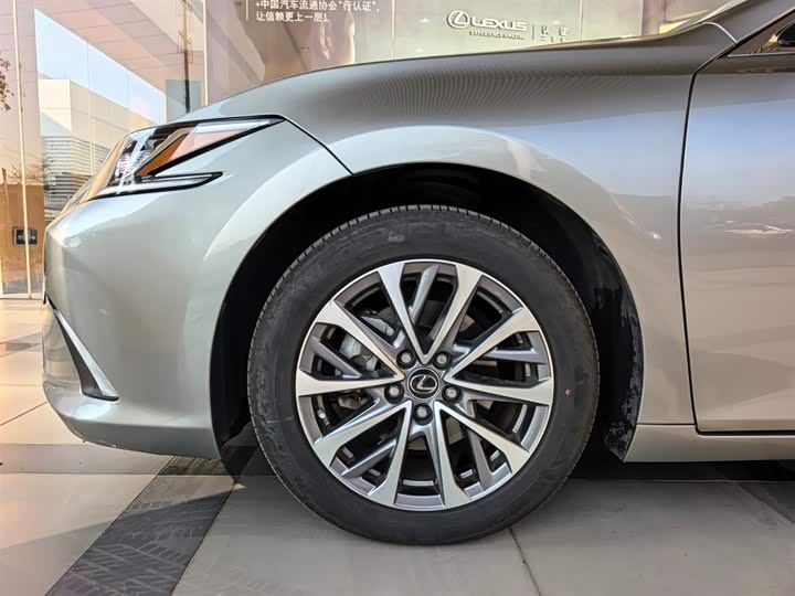 Фото 9 - Lexus ES