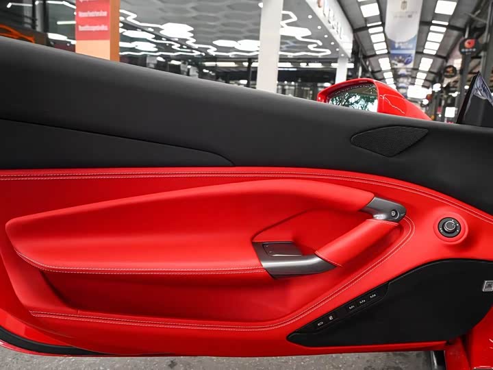 Фото 6 - Ferrari F8