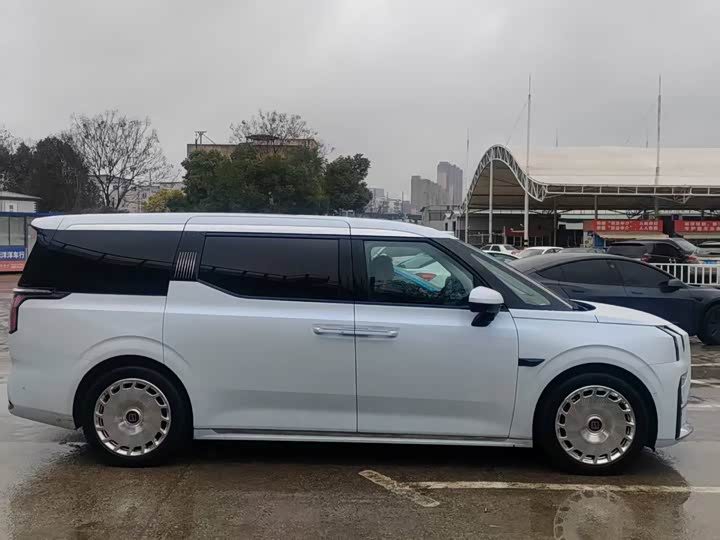 Фото 4 - Zeekr 009