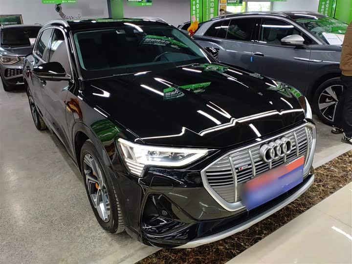 Фото 4 - Audi e-tron