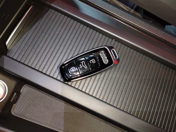 Фото 9 - Audi e-tron