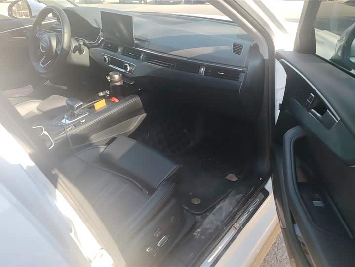 Фото 8 - Audi A4L