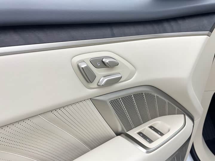 Фото 9 - Nio Onvo L90