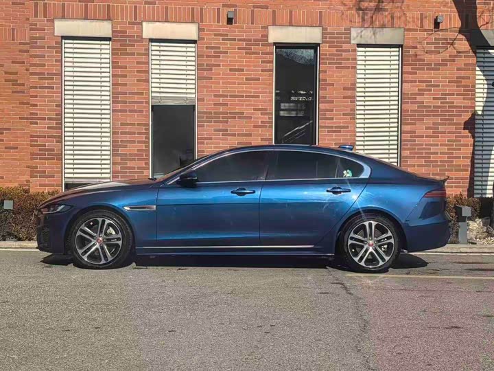 Фото 2 - Jaguar XE L