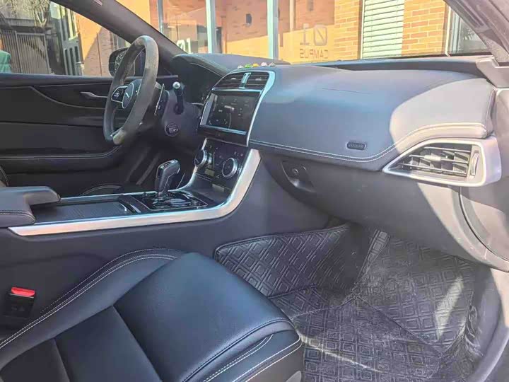 Фото 4 - Jaguar XE L