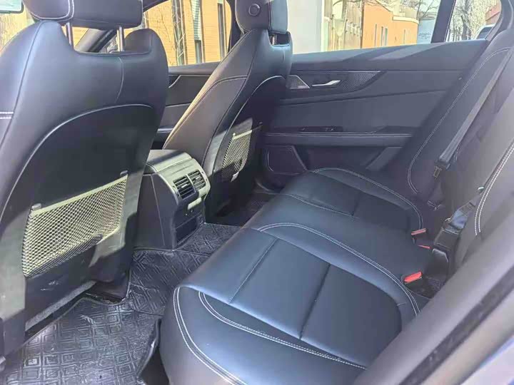 Фото 6 - Jaguar XE L