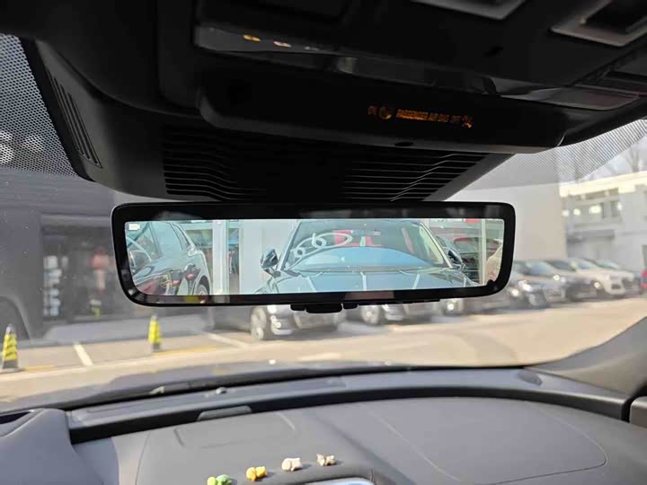 Фото 8 - Jaguar XE L