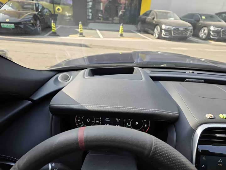 Фото 9 - Jaguar XE L