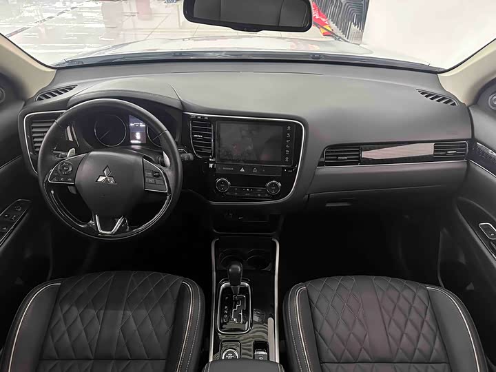 Фото 9 - Mitsubishi Outlander