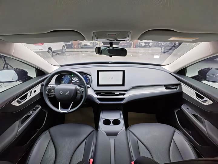 Фото 8 - Hongqi E-QM5